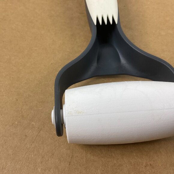 Pampered Chef Baker's Roller & Cut-N-Seal Set - Picture 9 of 11